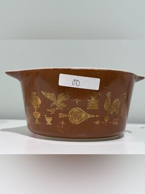 473 Early American Brown Vintage Pyrex Casserole Dish with Gold Colonial Motif